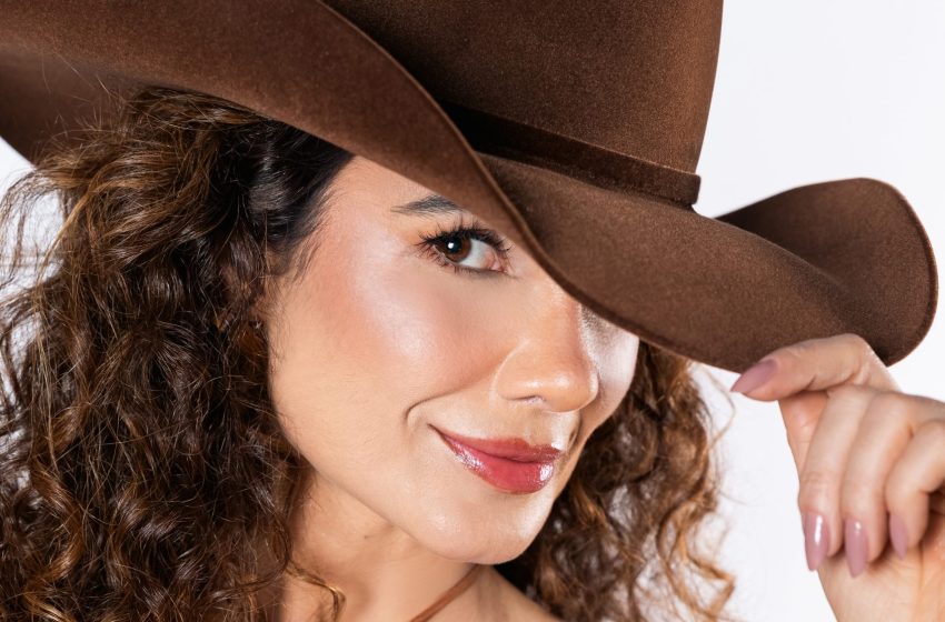  Paula Fernandes lança versão oficialmente autorizada por Adele de “Set Fire To The Rain”