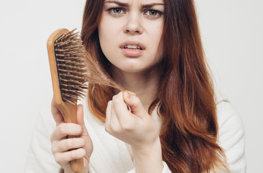  Especialista aponta as 5 principais causas de queda de cabelo em mulheres